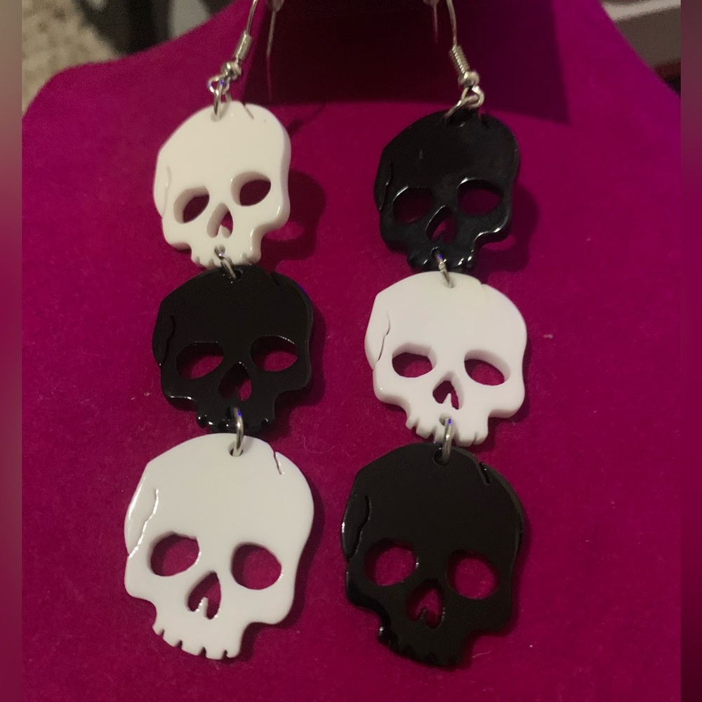 Skull earrings nwot
